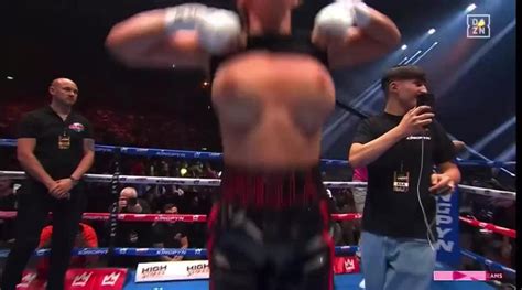 daniella hemsley flashes the crowd|Boxer Daniella Hemsley Flashes After Defeating Aleksandra。